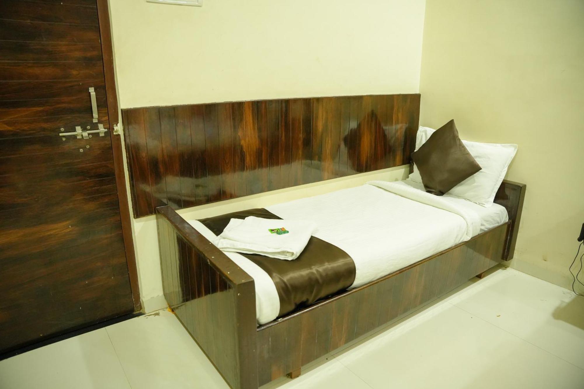 Hotel Sachidanand شيردي المظهر الخارجي الصورة