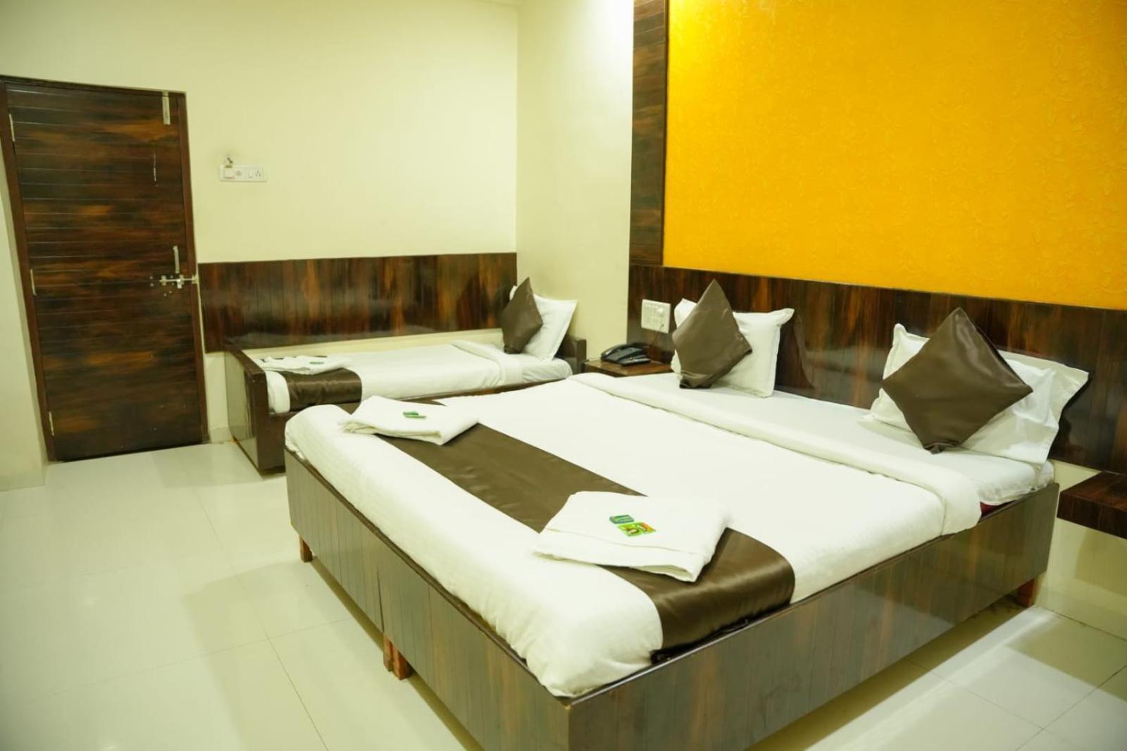 Hotel Sachidanand شيردي المظهر الخارجي الصورة